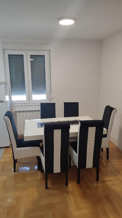 Black And White Pirot Extérieur photo